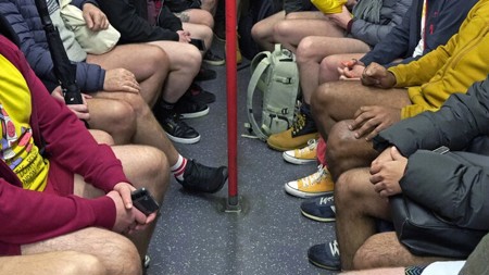 مترو الأنفاق في لندن يغص بالعراة ..ما القصة؟