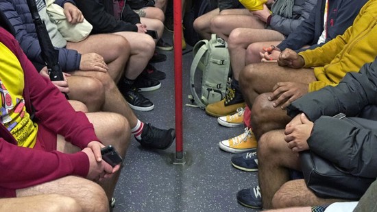 مترو الأنفاق في لندن يغص بالعراة ..ما القصة؟