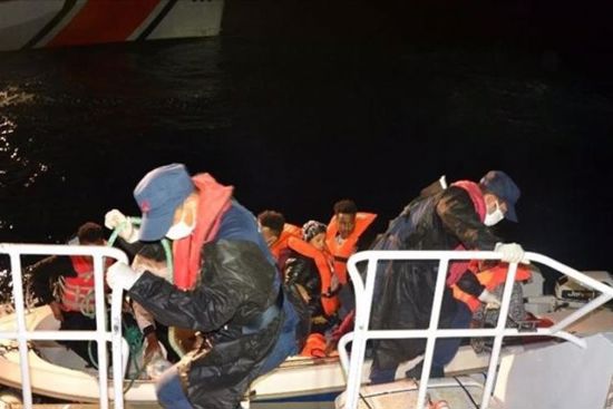 تركيا تنقذ 128 طالب لجوء قبالة سواحلها الغربية