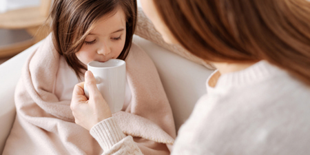 كيف تحمي طفلك من نزلات البرد الموسمية؟