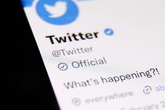 منصة "تويتر" تعيد علامة "رسمي" 
