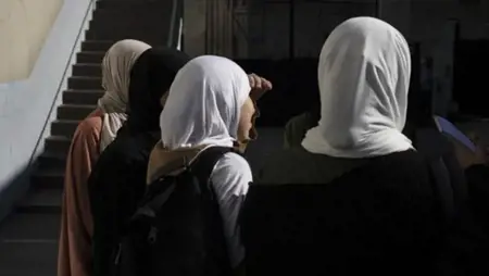 غضب في فرنسا: اليمين المتطرف يقترح تغريم المحجبات.. والمجلس الإسلامي يرد: «من يطمح لحكم فرنسا يجعل أولويته ملاحقة لباس النساء؟»