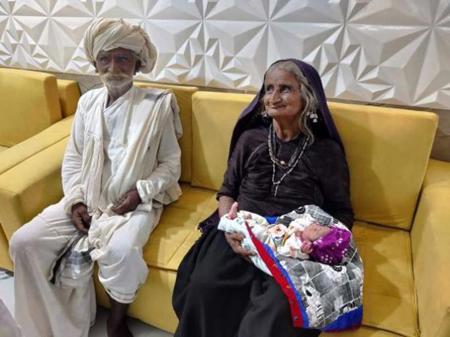 معجزة.. عجوز هندية تضع طفلها الأول في سن الـ70