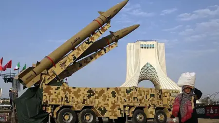 استعراض قوة في طهران.. إيران تعرض صواريخ «ذو الفقار» و«ذو الكفل» في ساحة آزادي