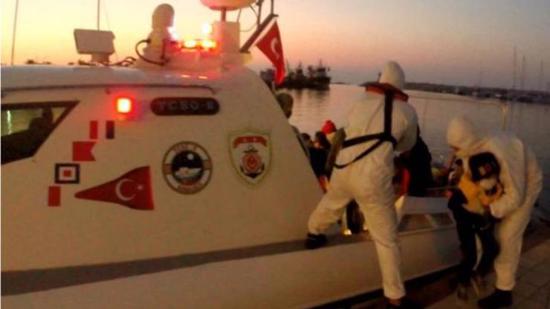 خفر السواحل التركية تنقذ عشرات المهاجرين غير الشرعيين من الغرق