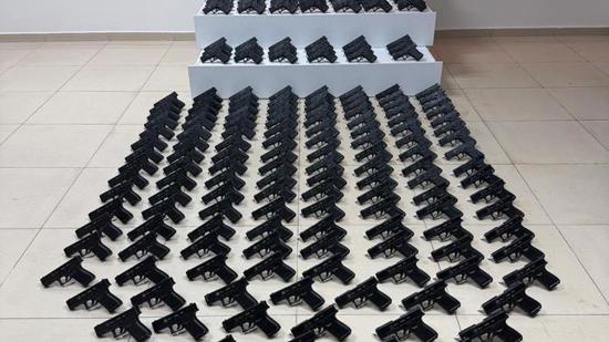 ضبط 228 مسدساً داخل شاحنة وتوقيف شخص واحد
