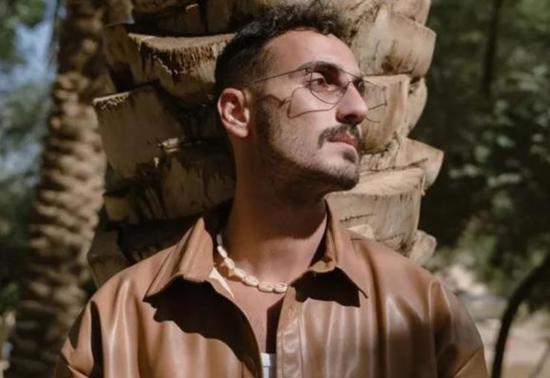 "فيصل غزاوي" عارض أزياء سعودي يثير الجدل بإطلالته في العمرة 