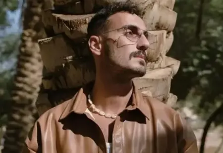 "فيصل غزاوي" عارض أزياء سعودي يثير الجدل بإطلالته في العمرة 