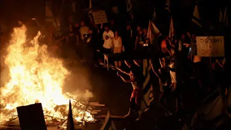 ماذا يحدث ؟..آلاف الإسرائيليين يحاولون الوصول لمنزل نتنياهو بالقدس