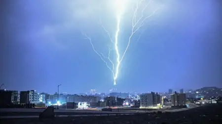 السعودية ..البرق يعانق برج الساعة الشهير بمكة المكرمة في منظر مهيب