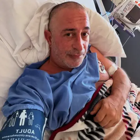 بعد وعكة قلبية أقلقت جمهوره.. النجم الكوميدي جيم يلماز يغادر المستشفى ساخراً كعادته