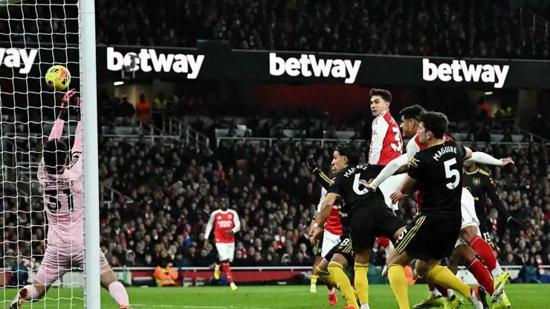 مانشستر يونايتد يهزم آرسنال في قمة الدوري الإنجليزي الممتاز