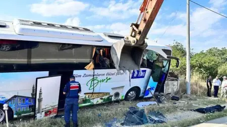 نوبة قلبية تتسبب في تعرض حافلة سياحية لحادث مروع في جناق قلعة