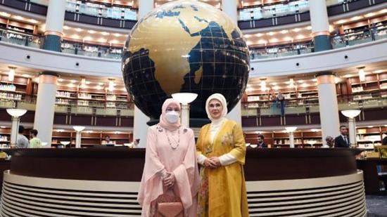 أمينة أردوغان تصطحب ملكة ماليزيا في جولة ماتعة
