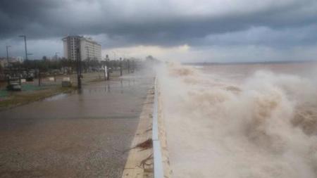 عاصفة قوية تجتاح ولاية أنطاليا  وتؤدي لأضرار مادية