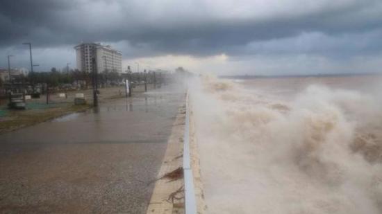 عاصفة قوية تجتاح ولاية أنطاليا  وتؤدي لأضرار مادية