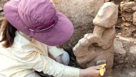 اكتشاف تمثال عمره 11 ألف عام في كارهان تبه التركية يصوّر إنساناً يمتطي ظهر نمر
