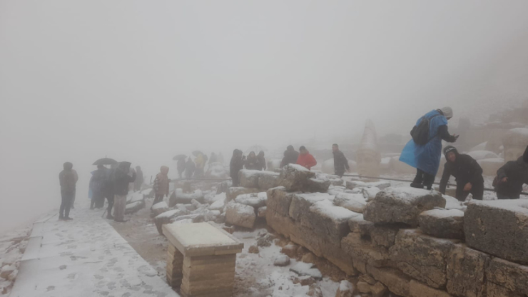 الوصف: تساقطت الثلوج الأولى في العام على جبل نمرود