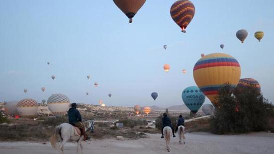 توقف جولات منطاد الهواء الساخن في كابادوكيا بسبب العاصفة الثلجية 