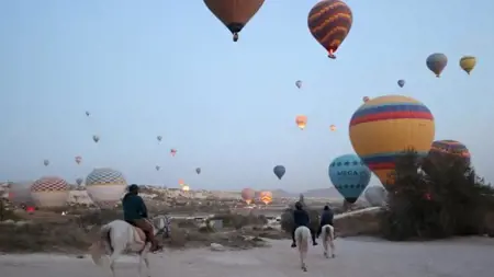 توقف جولات منطاد الهواء الساخن في كابادوكيا بسبب العاصفة الثلجية 