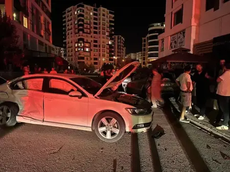نيغده.. حادث تصادمٍ متسلسل يُلحق أضراراً بـ5 سيّارات وسائقٌ يلوذ بالفرار