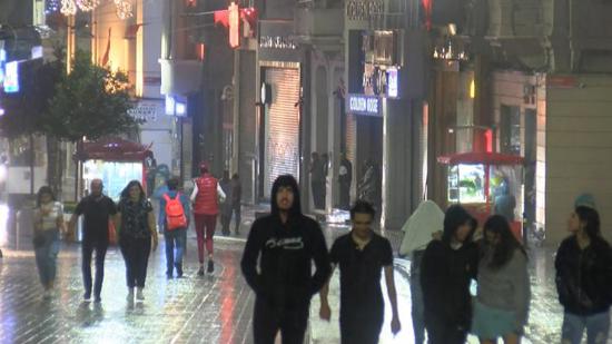 إسطنبول.. السياح يستمتعون بأمطار أيلول الممزوجة بعبق الرومانسية