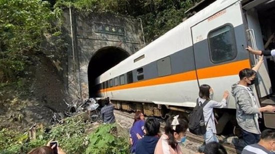 عشرات القتلى في حادث قطار  كارثي في تايوان