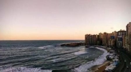 تحول لون مياه البحر في مصر للأسود عقب الزلزال المدمر يثير حالة من الرعب 