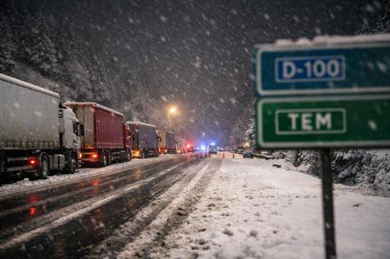 ثلوج كثيفة على جبل بولو.. حظر الشاحنات نحو إسطنبول