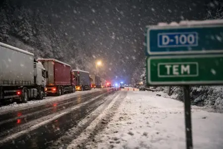 ثلوج كثيفة على جبل بولو.. حظر الشاحنات نحو إسطنبول