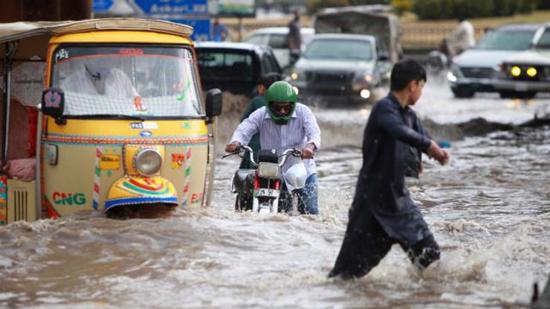مصرع 7 أشخاص جراء فيضانات وسيول اجتاحت باكستان
