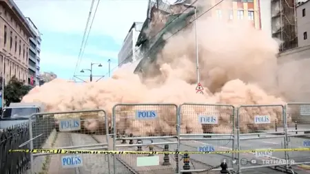 مكون من 5 طوابق  ..انهيار مبنى مهجور بشكل  كلي في بي أوغلو بإسطنبول