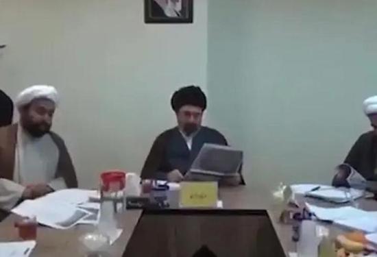 بالفيديو: وكالة «فارس» الإيرانية تنشر مشاهد لمجتبى خامنئي بصفته «مراقباً استراتيجياً» في اجتماعٍ حسّاس