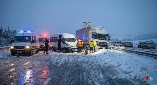 تحذير "أحمر" للسائقين.. وفاة أول ضحية للعاصفة الثلجية في حادث "طريق مرمرة الشمالي" المروع