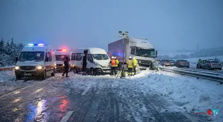 تحذير "أحمر" للسائقين.. وفاة أول ضحية للعاصفة الثلجية في حادث "طريق مرمرة الشمالي" المروع