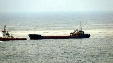 سفينة شحن ثانية مصابة بمسيّرة في البحر الأسود تُجرّ إلى زونغولداك.. حريق أسوَدَّ برجها ومكان المعيشة