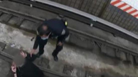 لحظات مرعبة: امرأة أمريكية تفقد توزانها وتقع على قضبان مترو أنفاق نيويورك