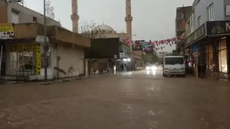 هطول أمطار غزيرة في شانلي اورفا والمياه تغمر الطرقات والمنازل