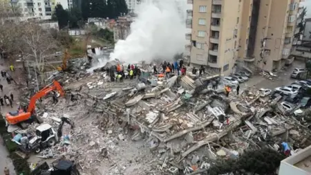 الرئيس اليوناني يعرب عن تعازيه هاتفيا للرئيس أردوغان في ضحايا زلزالي تركيا