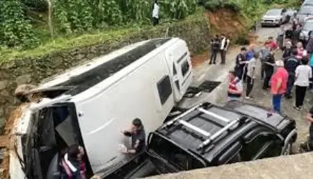 حادث مروع.. حافلة عامة تنقلب فوق سيارة