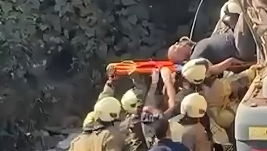 انهيار مبنى قيد الهدم على حفّارة في كوتشوك تشكمجة وإنقاذ المشغّل