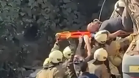 انهيار مبنى قيد الهدم على حفّارة في كوتشوك تشكمجة وإنقاذ المشغّل