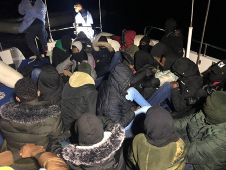 السلطات التركية تنقذ مئات المهاجرين غير النظاميين قبالة سواحلها