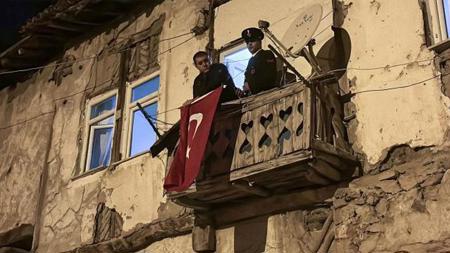 قرار بإعادة بناء منزل والد جندي تركي استشهد في العراق أمس