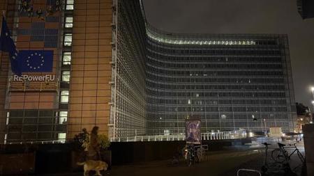 الاتحاد الأوروبي والناتو يطفئون الأنوار تضامنا مع أوكرانيا