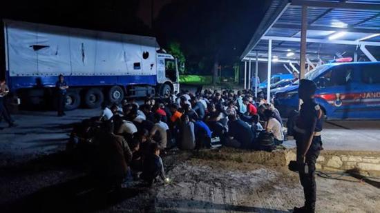 القبض على 111 مهاجراً غير نظامي داخل شاحنة في موغلا