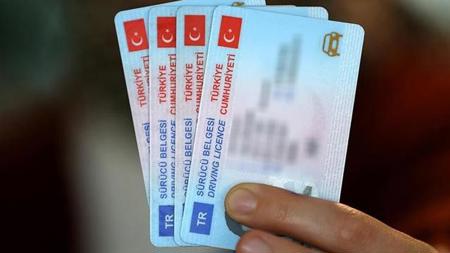 رخص القيادة القديمة في تركيا ستفقد صلاحيتها في نهاية العام