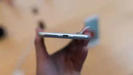 بيع  آيفون من الجيل الأول مقابل 63 ألف دولار في مزاد