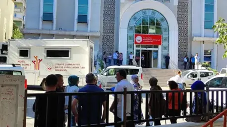 إعلان بلدية إسطنبول الكبرى إحياء عيد النصر مع مغنية أساءت إلى الإسلام يثير ضجة واسعة