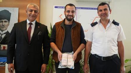 مواطن تركي يعثر على 100 ألف ليرة بعد أن نسيها في حافلة عامة